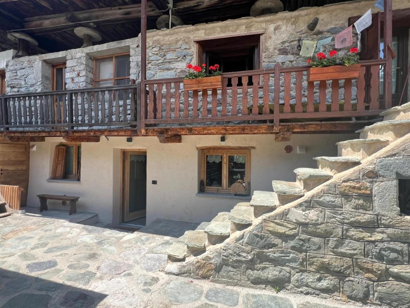 Joivy Modern Family Chalet With Stunning Mountain Views Champoluc Esterno foto