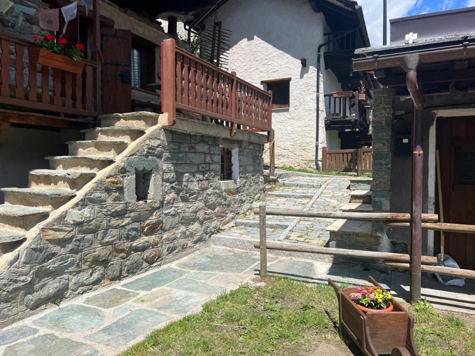 Joivy Modern Family Chalet With Stunning Mountain Views Champoluc Esterno foto